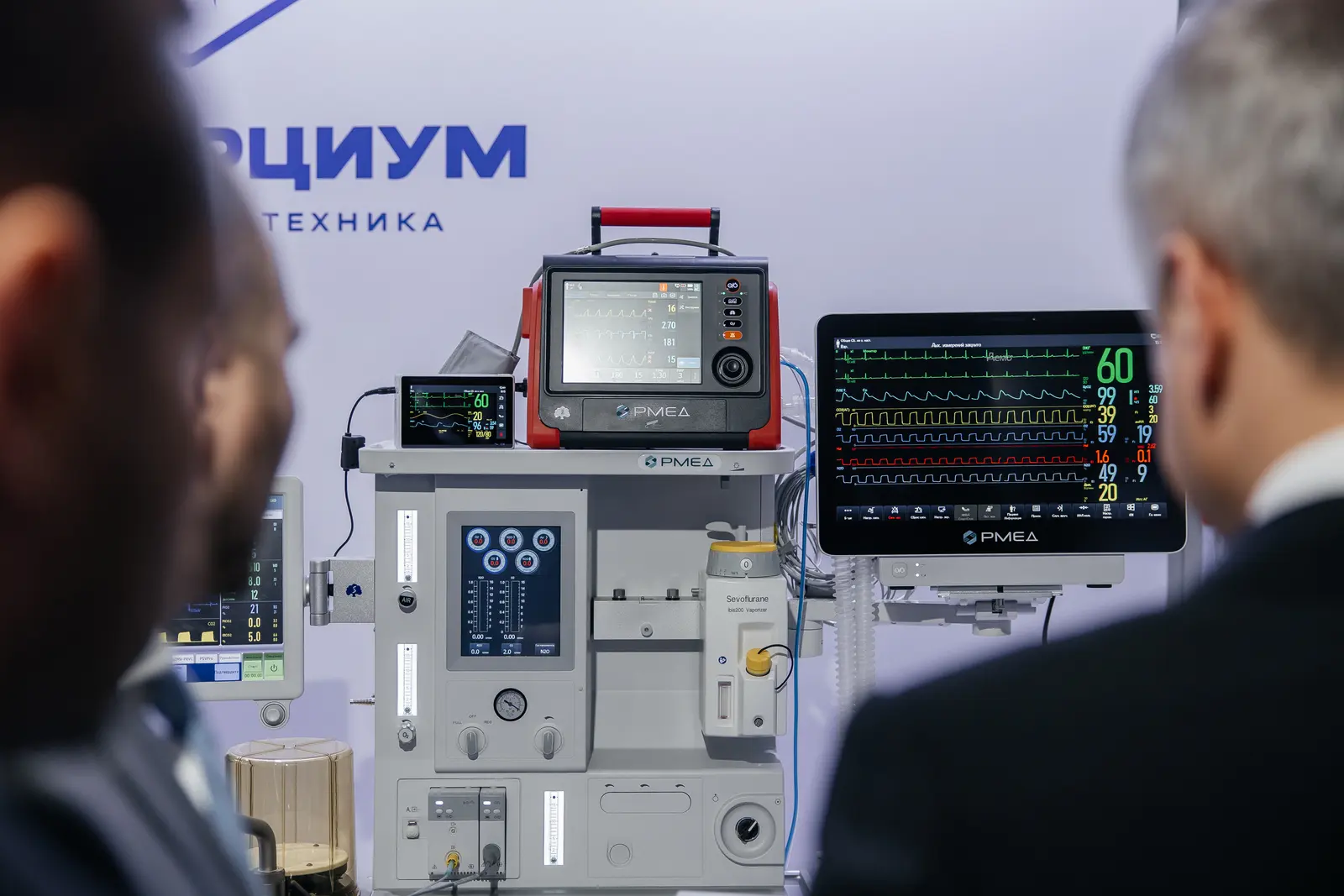 Демонстрация оборудования посетителям выставки